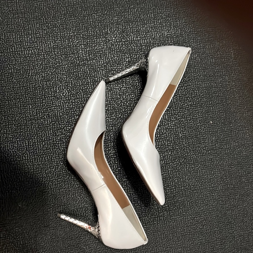 Classy Pearl white patent leather heel size 7.5
